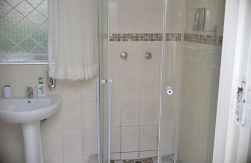 Glen Lorne Apartment | Neat 1 Bed Studio with pool access in Glen Lorne