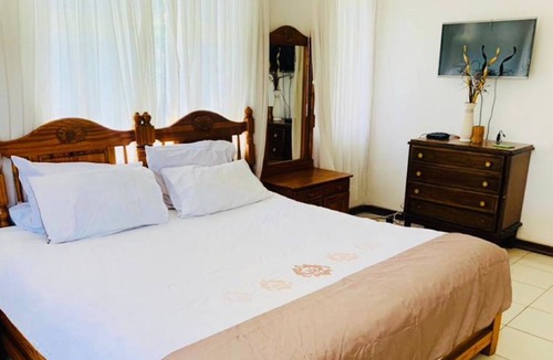 Bulawayo Apartment | Neat 3 bed in Famona - 2154