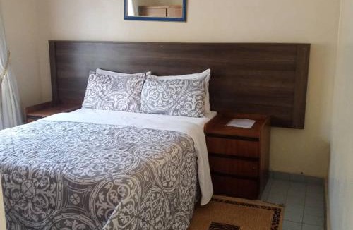 Harare House | Neat and cosy cottage with pool - 2103