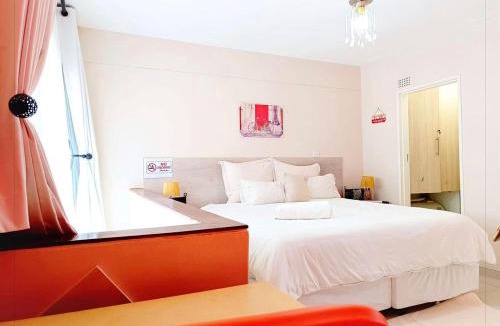 Harare House | New 1 Bed Apartment 3mins walk to New 1 bed shops Only has 1 extra king bed