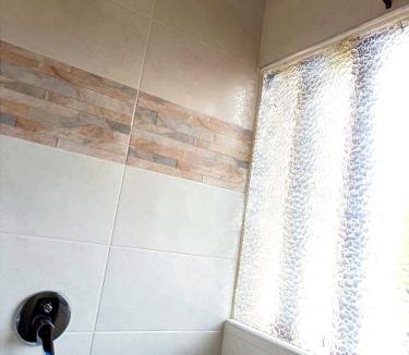 Harare House | New 1 Bed Apartment 3mins walk to New 1 bed shops Only has 1 extra king bed