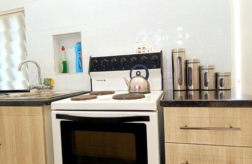 Harare House | New 1 Bed Apartment 3mins walk to New 1 bed shops Only has 1 extra king bed