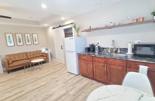 Keaau House | New Air Conditioned! Cozy & Modern Style Studio with King Size Bed Free Laundry