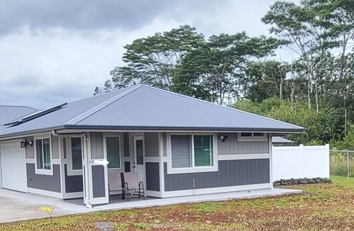 Keaau House | New Air Conditioned! Cozy & Modern Style Studio with King Size Bed Free Laundry