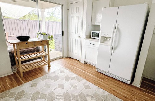 Wetmore House | New Cozy, Clean, Contemporary Casa. 5 Minutes from Six Flags and La Cantera!