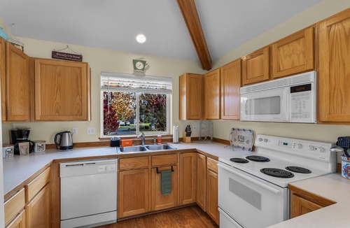 Redmond House | New! Eagle Crest Retreat | 3BR Townhome w/Resort Access—Pet Friendly