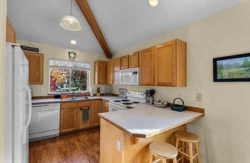 Redmond House | New! Eagle Crest Retreat | 3BR Townhome w/Resort Access—Pet Friendly