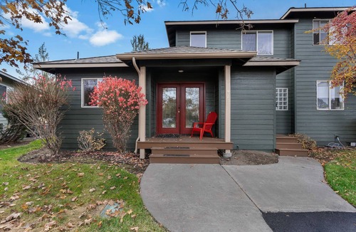 Redmond House | New! Eagle Crest Retreat | 3BR Townhome w/Resort Access—Pet Friendly