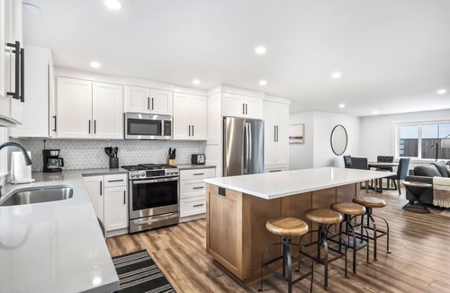 Bend House | New Listing! River Access ~ Fire Pit ~ Remodeled Home ~ All New Furniture!