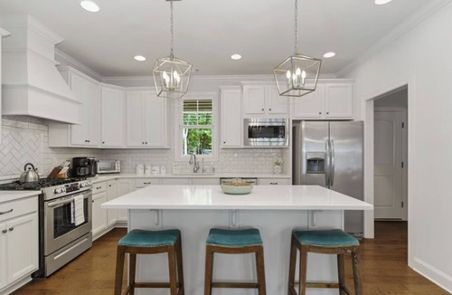 Eatonton House | New Luxury Lakefront Home! Hot tub, Boat and Swim Dock