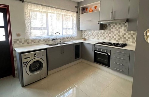 Harare House | New, modern, airy 3 bed Home,Monavale Strathaven