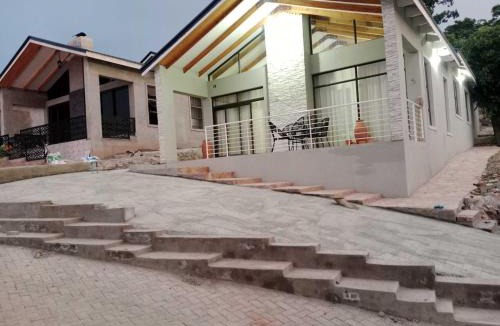 Harare Villa | New, modern, airy luxurious 3 bed Home,Monavale Strathaven