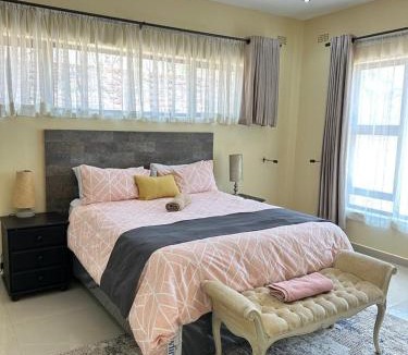 Harare Villa | New, modern, airy luxurious 3 bed Home,Monavale Strathaven