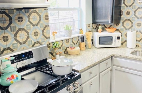Mahncke Park Apartment | Newly renovated 2 bedroom gem near botanical gardens