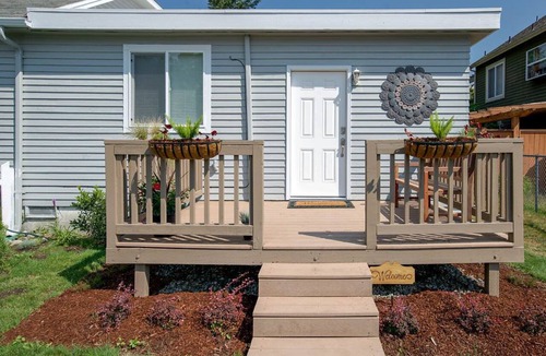 North Bend Apartment | North Bend Downtown Suite with private back yard, hot tub. NO FLOOD IMPACT
