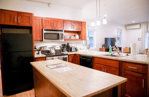 Uptown Condo | Northwest Nob Hill Alphabet District! Free Parking! 1180 sq. ft.! Walk score 97!