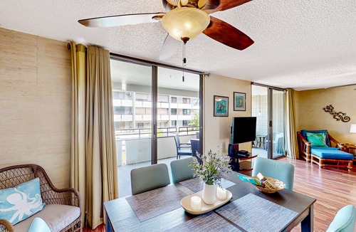 Kahaluu Bay Condo | Ocean- & mountain-view condo with pool, hot tub, sauna, & central AC