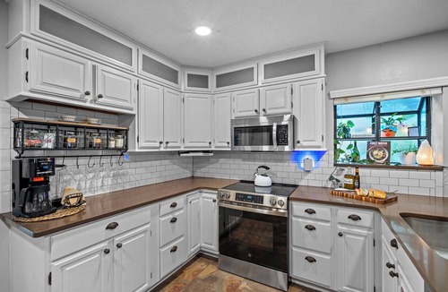Chandler Park House | Ocean Peek hot tub king bed - 3br/2.5ba