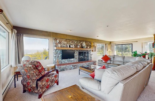Fort Bragg House | Oceanfront Home - Stunning Views & Private Hot Tub