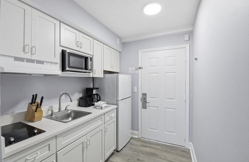 Ormond Shores Apartment | Oceanfront Studio | Steps to Sand & Pool + Balcony