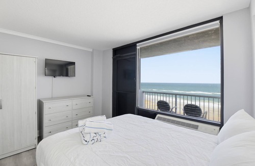 Ormond Shores Apartment | Oceanfront Studio | Steps to Sand & Pool + Balcony