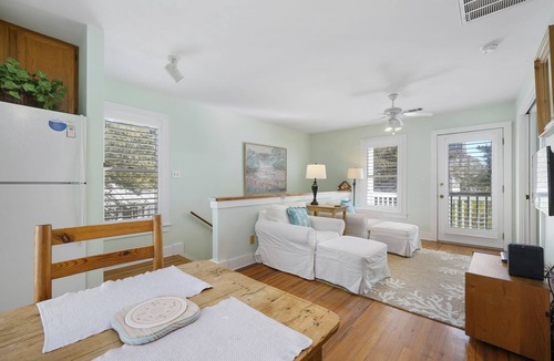 Seaside House | One Bedroom Guest Cottage in Seaside, 8 Houses to Beach + 2 Adult Bikes!