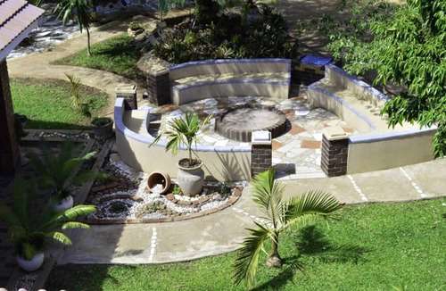 Kwekwe Apartment | Palm and rose garden flatlet