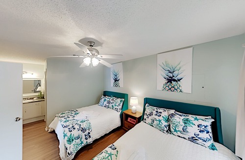 Gulf Shores Condo | Paradise Isle | All-New Interior | Pool & Hot Tub | 2-Minute Walk to Beach