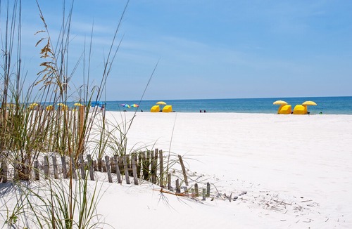 Gulf Shores Condo | Paradise Isle | All-New Interior | Pool & Hot Tub | 2-Minute Walk to Beach