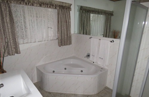 Bulawayo Cabin | Parrot Lodge