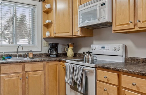West Hartford Condo | Patio Condo with Golf Views & BBQ, Windsor Village