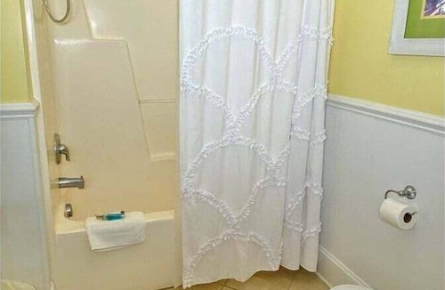 Atlantic Beach Hotel | Pet-friendly, 3 Blocks to Beach, Pool, #101