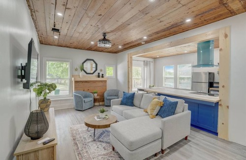 Woodlawn Lake House | Pet Friendly 3BR Near Downtown, Pearl & River Walk