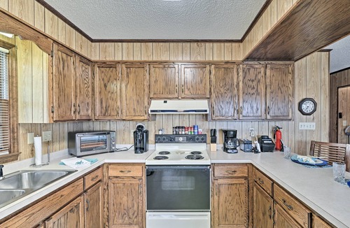 Holden Beach Cottage | Pet-friendly Second Row House Steps to Beach!