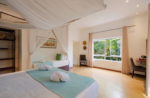 Victoria Falls Cabin | PheZulu Guest Lodge