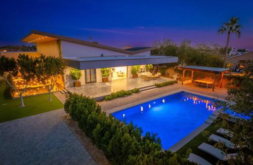 Glendale Villa | PickleballVolleyballGolf2 HomesHeated Pool