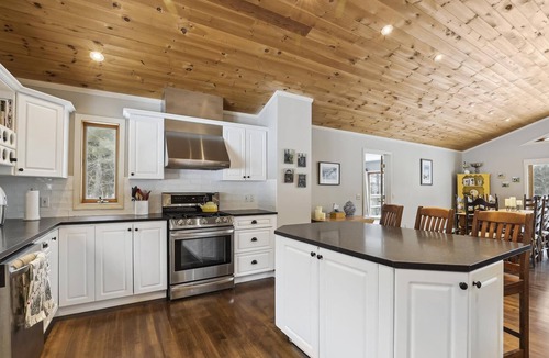Moscow House | Pine Lodge: 4 br, fireplace, a/c, pool table, pond and deck!