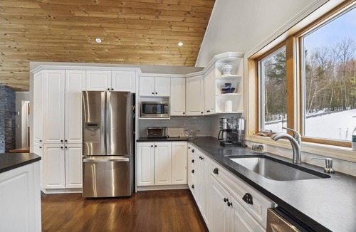 Moscow House | Pine Lodge: 4 br, fireplace, a/c, pool table, pond and deck!
