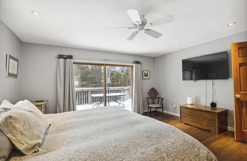 Moscow House | Pine Lodge: 4 br, fireplace, a/c, pool table, pond and deck!