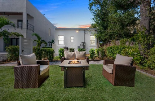 Gillespie Park Apartment | Pineapple Paradise #1 13 min to Beach Fire Pit