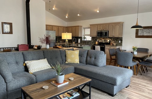 Kachina Village Cabin | Ponderosa Moon ~ Spacious w/Game room & EV charger