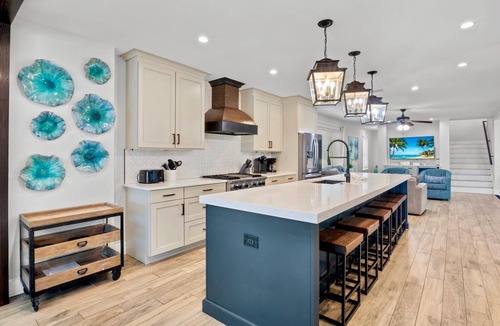 Saint Armands Key House | Pool, Putting Green, Steps to Shopping, Tons of Living Space -The Shore House