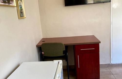 Harare Apartment | Poolside Executive Suite near Airport - 2322