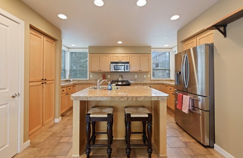 Redmond House | Presidio Place - Relaxing Retreat, Hot Tub, Views, AC