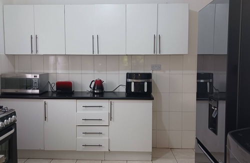 Greendale House | Pristine 3 Bed, Close to Anmenties and City Centre