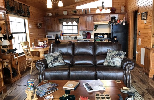 Sevierville Cabin | Privacy with a view ! Romantic. Great getaway/honeymoon spot. Wifi/TV, Free Tix