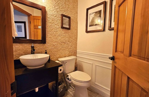 Snohomish Bed & Breakfast | Private Bedroom Fox Den w Hot Tub and Arcade