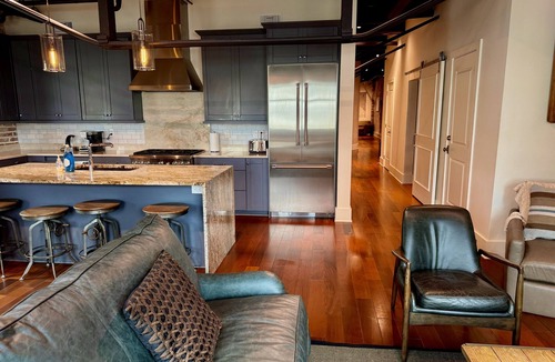 Central Business District Condo | Private Elevator - 2500 SQFT Full Floor - Luxury 3BD/3.5Bath - Grocery/Superdome