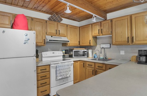 Pocono Lake Ski Chalet | PROMOTIONS! Spacious 3-bedroom, 3 bath chalet in Arrowhead Lakes with game room