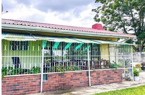 Gweru Cabin | Quaint cabin with WiFi in charming Gweru